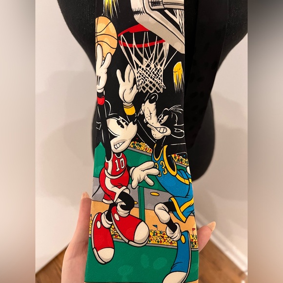 VINTAGE DISNEY 100% SILK NECKTIE ✨ - Picture 2 of 4